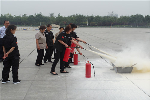 1561024379556013.jpg 親自操作滅火器使用.jpg